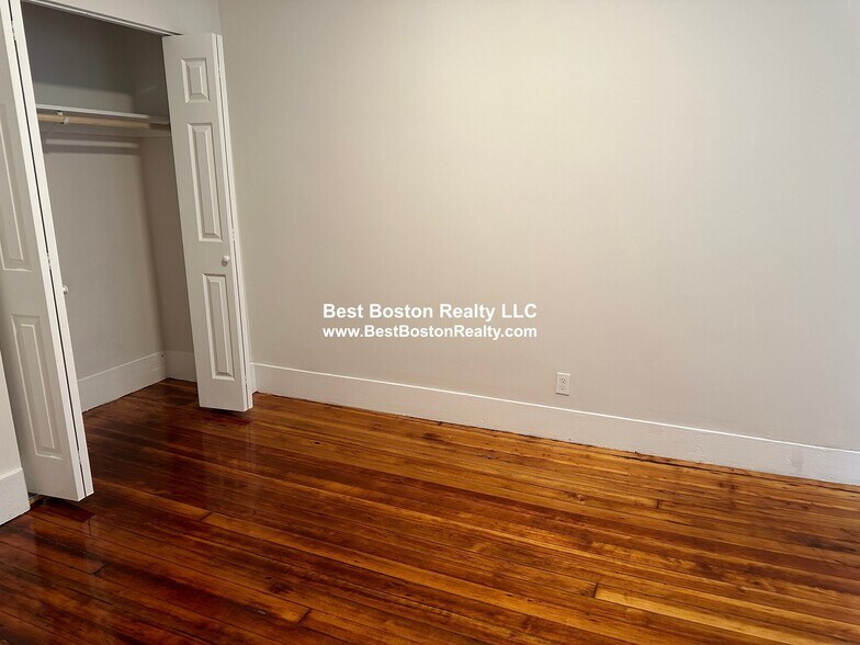 Building Photo - 16R Warren Ave. Unit 2