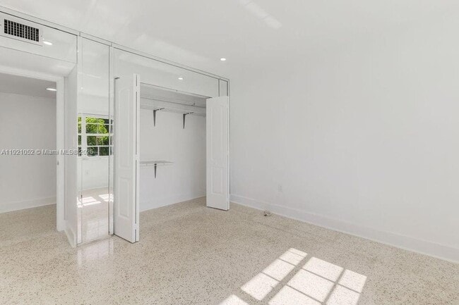 Building Photo - 725 91st St