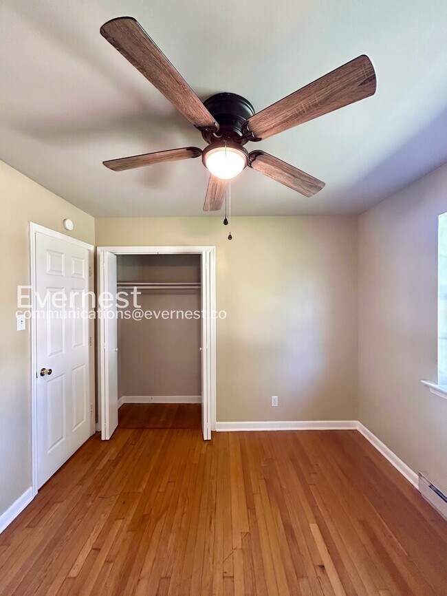 Building Photo - 3 Bed, 1.5 Bath Home with Off-Street Parking / Pet-Friendly / Available Now!