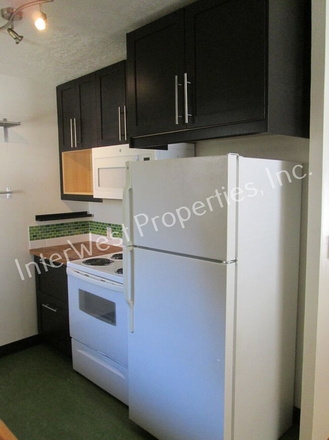 Building Photo - Montavilla Cutie! 2bd 1 ba home with Garag...