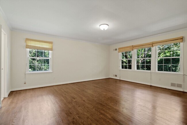Building Photo - 3 Bed 3 Bath - Potomac Falls Rambler - 2 Car Garage