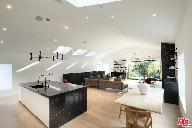 Building Photo - 627 Sunset Ave