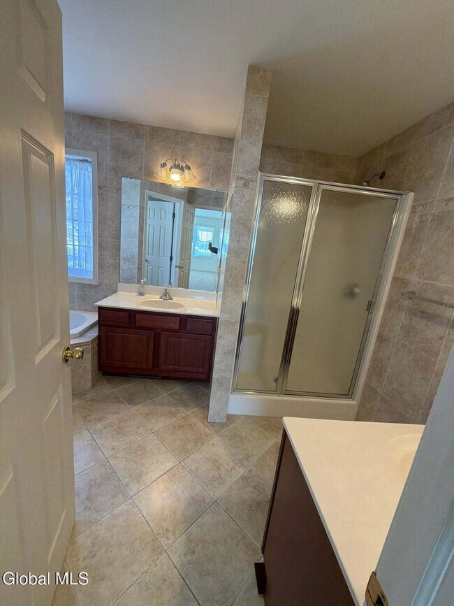 Building Photo - 7 Clearwater Ct