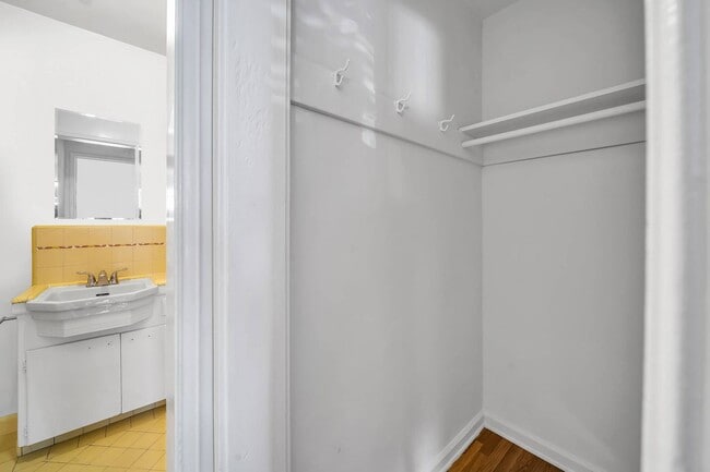 Building Photo - Studio Unit! Must see