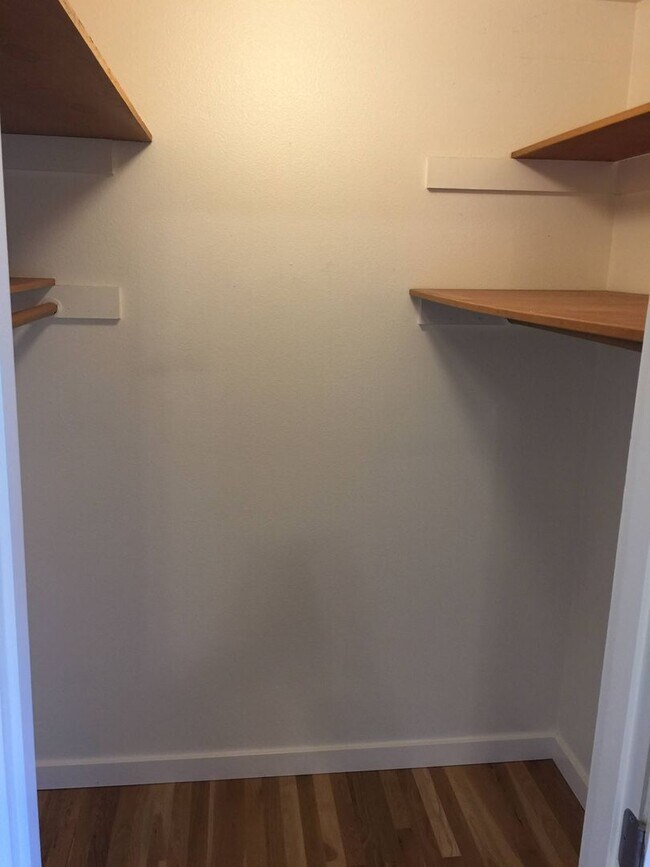 Building Photo - Great location! Dishwasher, hardwoods, on ...