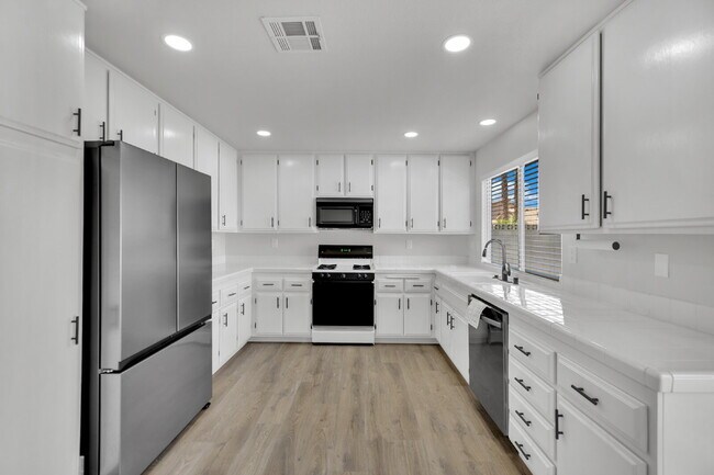 Building Photo - Step into this charming 3-bedroom, 3-bathroom home that has so much to offer!