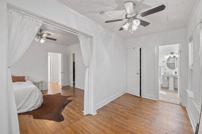 Building Photo - Cherrywood Duplex 7 Bedroom 4 Full Baths