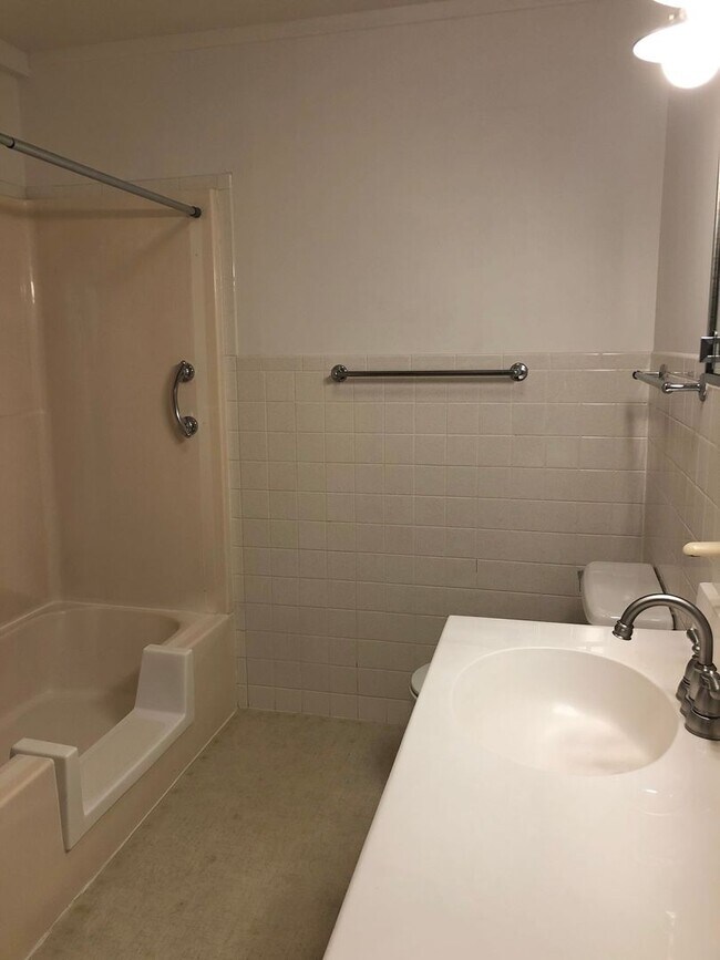 Building Photo - 3 bedroom, 2 Bath House Near University of...