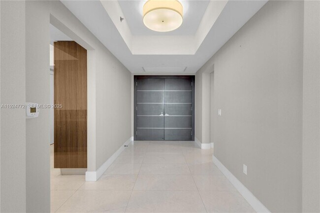 Building Photo - 2711 S Ocean Dr