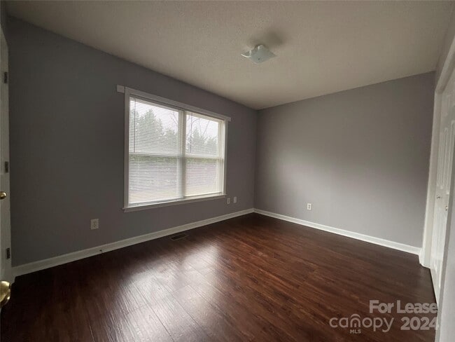 Building Photo - 206 W 15th St