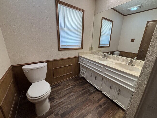 Building Photo - 1848 Houston St