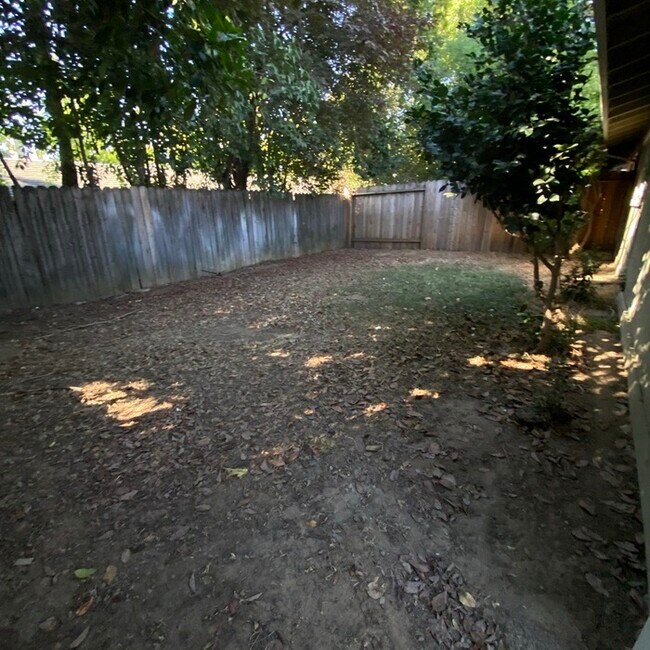 Building Photo - Charming and Well-Maintained 3-Bedroom, 2-...