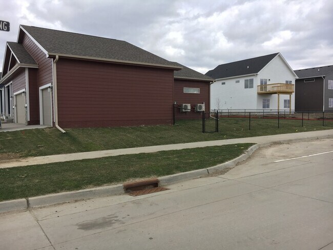 Building Photo - 1851 NE Little Beaver Dr