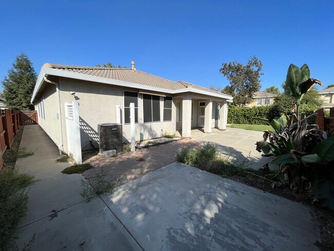 Building Photo - NW Visalia Home Rent Ready! !
