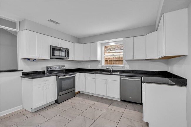 Building Photo - 4407 Hickory Grove Dr