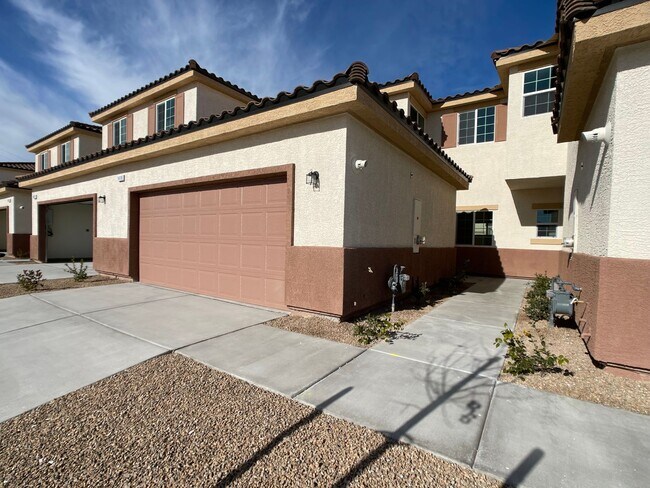 Building Photo - 3 BED 2.5 BATH 2 CAR GARAGE TOWNHOUSE w/ PRIVATE BACKYARD in GATED COMMUNITY.