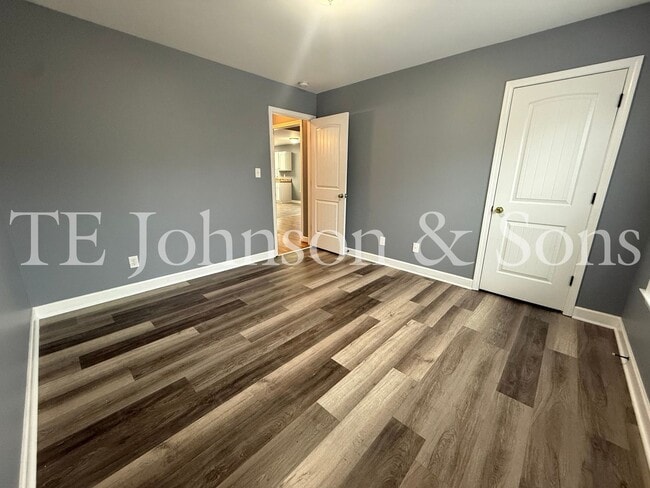 Building Photo - Charming 3 Bedroom Home with Modern Finishes on Dellwood