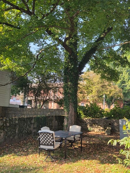 Lovely sitting area in garden. - 403 W Flower St
