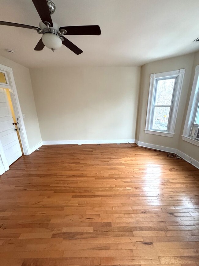 Building Photo - Centrally Located 2 BR Townhouse with Den/...