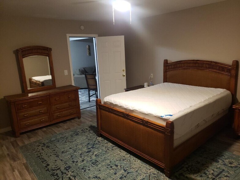 Building Photo - 4385 Pine Lake Rd