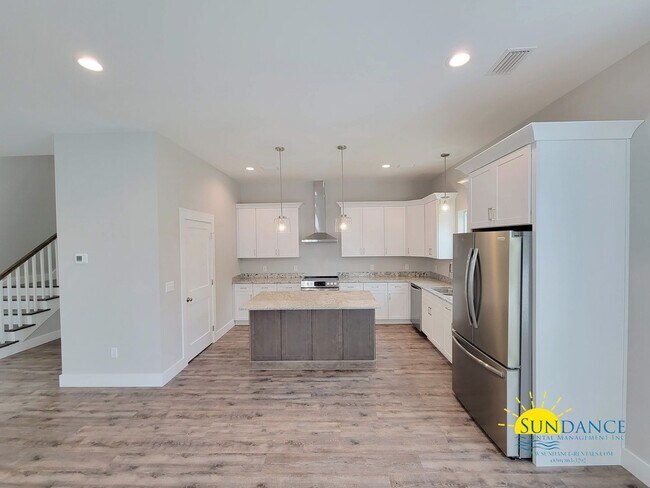 Building Photo - Stunning 3 Bedroom Home in SRB!