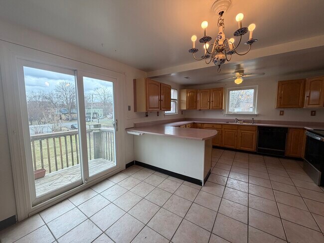 Building Photo - 121 Kellogg St