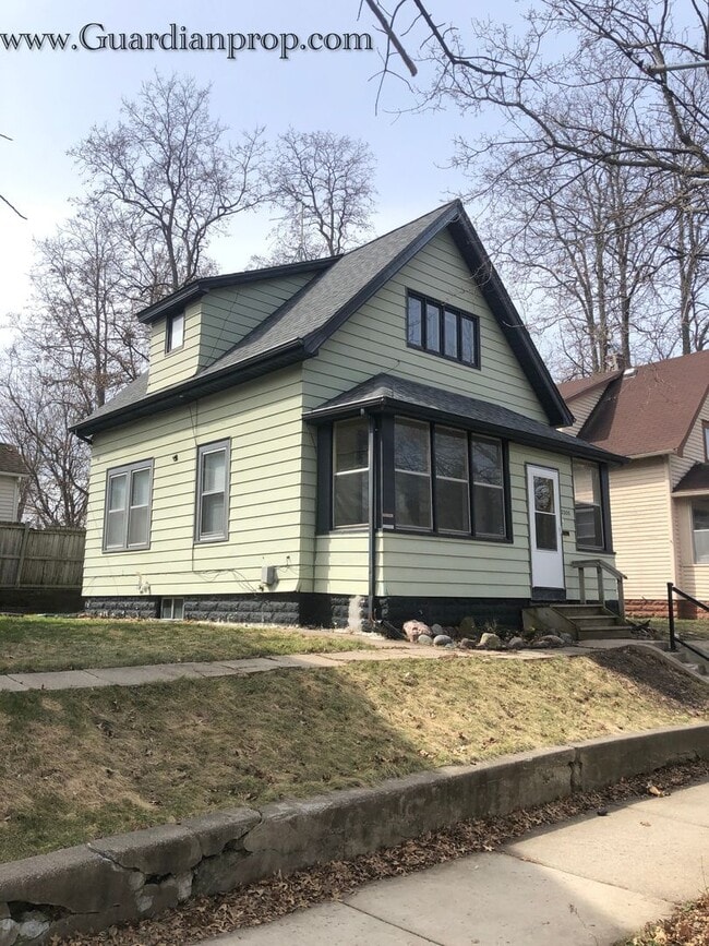 Building Photo - North Minneapolis Single Family Home, Hardwood Floors, Washer/Dryer,