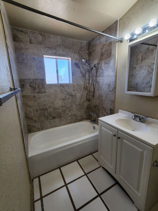 Building Photo - 3 Bedroom 1 Bath Coming Soon!