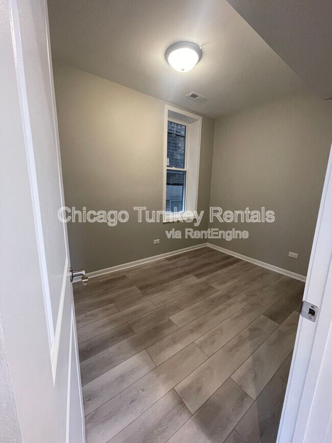 Building Photo - 2112 W 23rd Pl