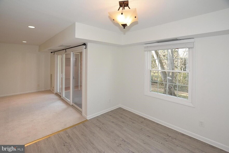 Building Photo - 3874 Lyndhurst Dr