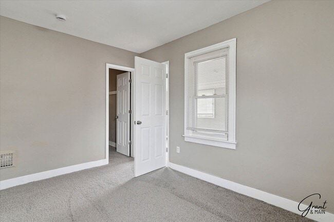 Building Photo - $1500 Large 3 bedroom home