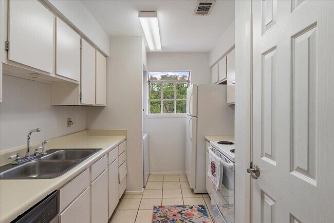 Building Photo - 6903 Deatonhill Dr