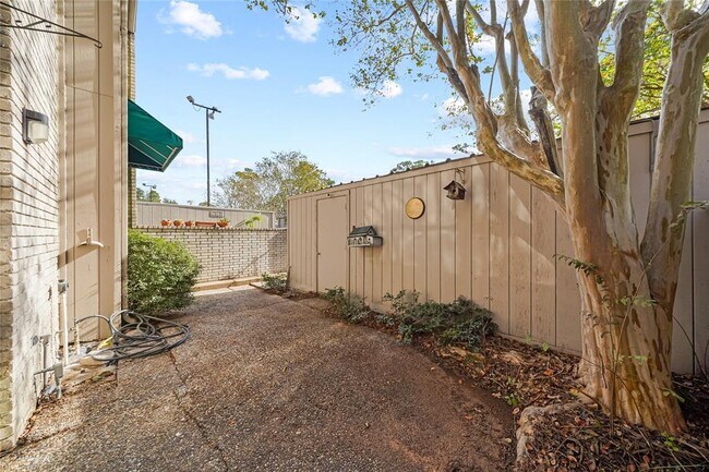 Building Photo - 2139 Lake Village Dr