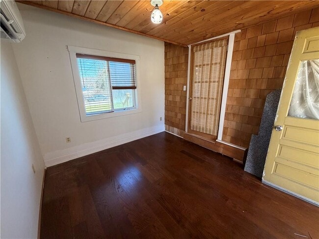 Building Photo - 112 King Phillip St