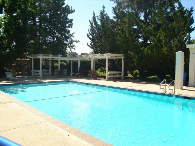 Building Photo - Great location in Westlake Village!
