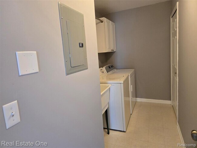 Building Photo - 1716 Deepwood Cir