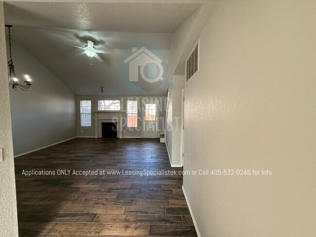 Building Photo - West Norman 3 Bed 2 Bath Garden home!