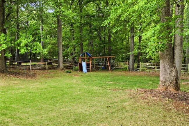 Building Photo - 2058 Woodside Park Dr