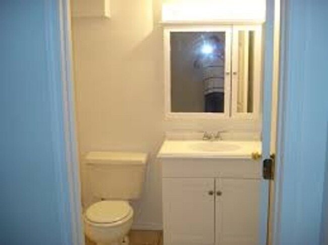 Building Photo - One bed APT, south of downtown, available ...