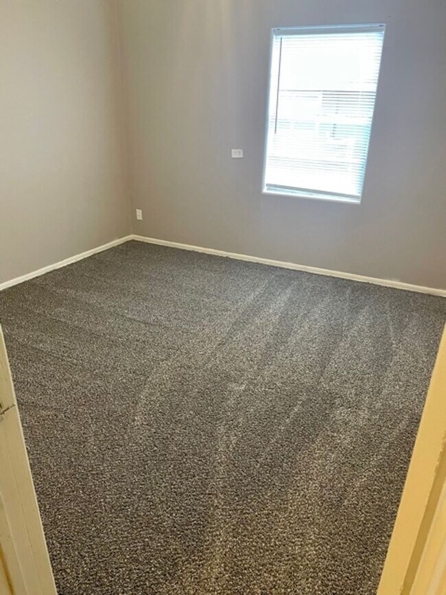 Building Photo - Mid August Move In
