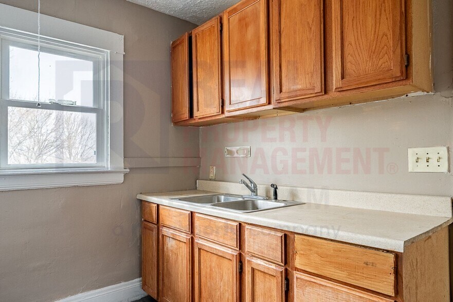 Building Photo - 14001 Idarose Ave