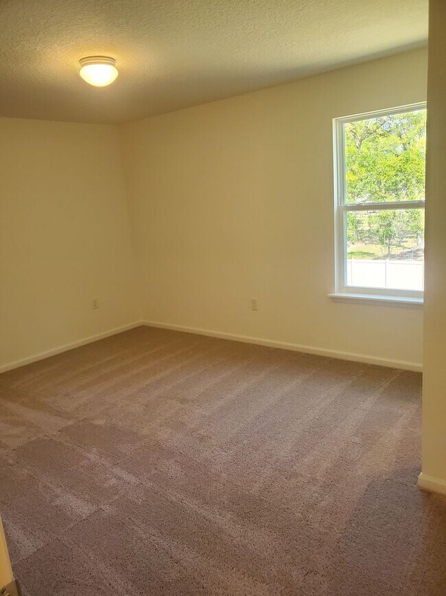 Building Photo - 3 BEDROOM 2.5 BATH TOWNHOME