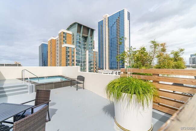 Building Photo - Highly desirable 2-bdrm, 2-bath, 1-pkg condo at Ililani in Kakaako