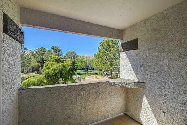 Building Photo - Adorable Southwest condo