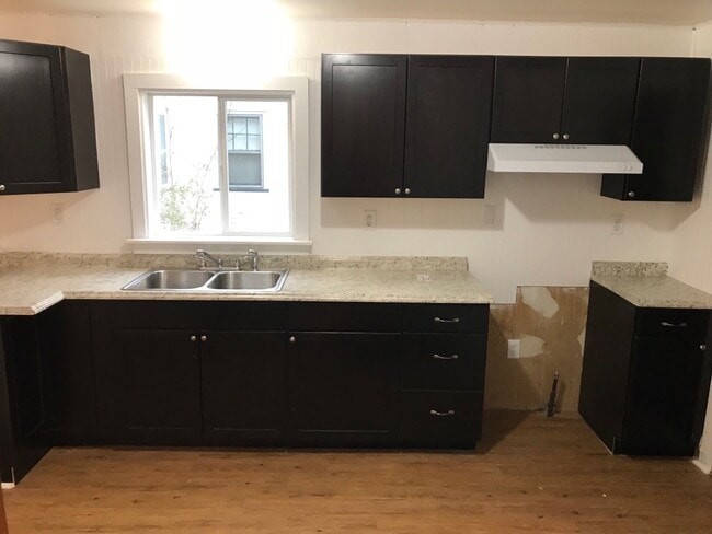 Building Photo - 27 Ravenwood Ave