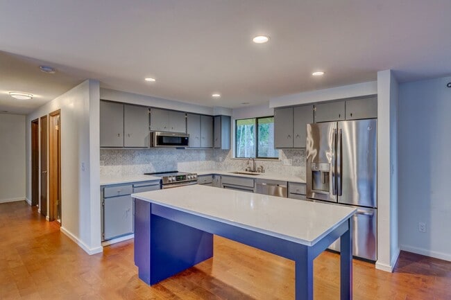 Building Photo - 4 Bedroom 3 Bath Home