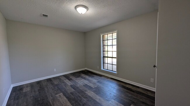 Building Photo - 4704 Ray Dr