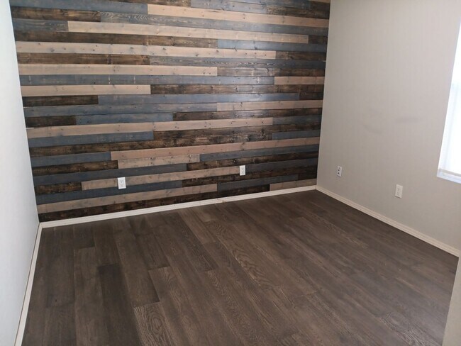 Building Photo - 3 Bedroom, 2 Bathroom Home! Schedule a Sho...
