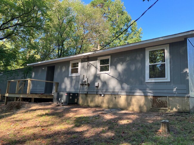 Building Photo - Two Bedroom Ranch in Denver