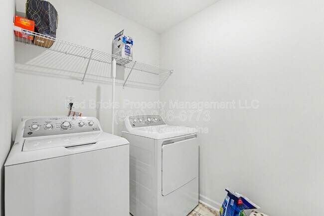 Building Photo - 760 Kitfox Dr NW